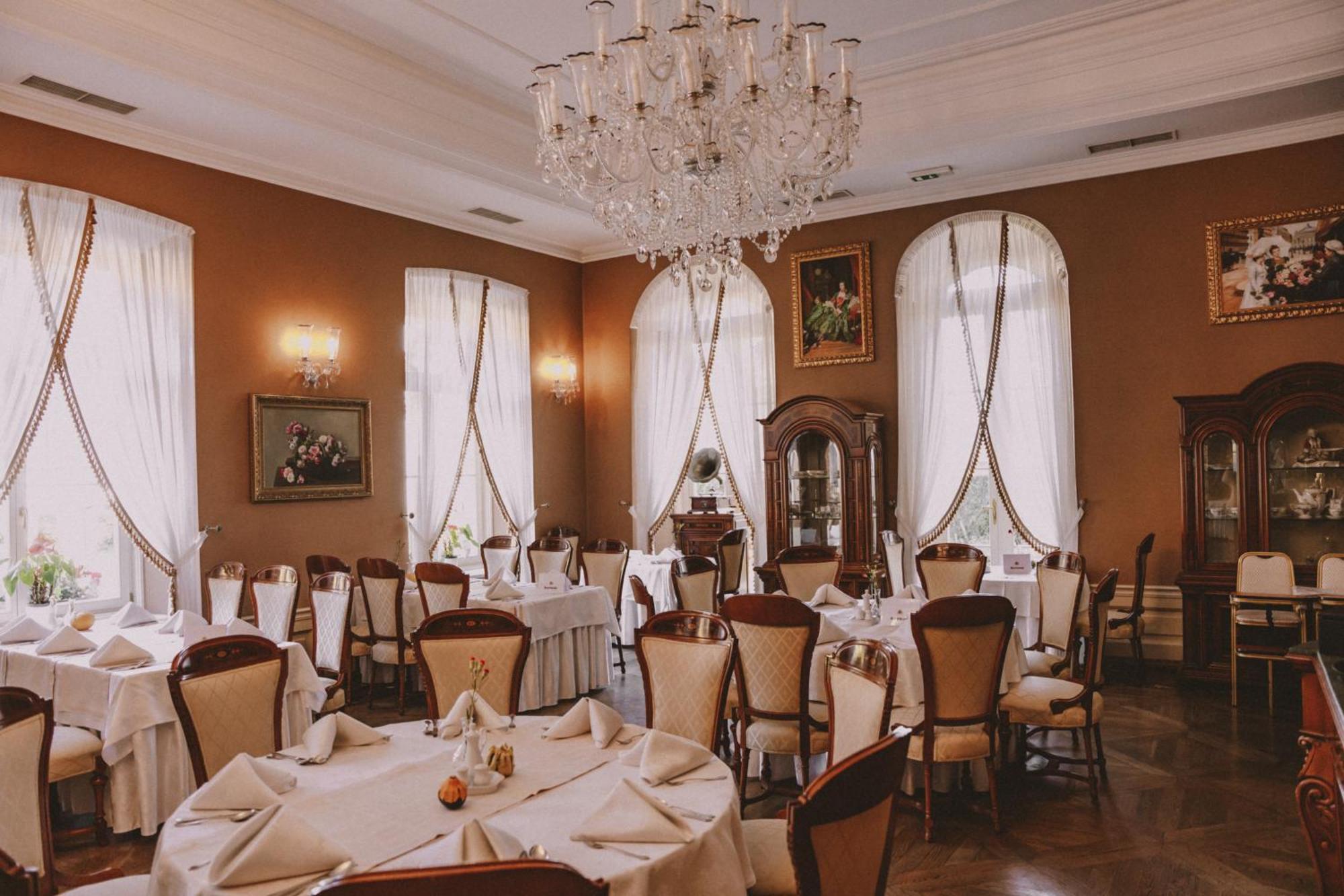 Palac Zelechow Spa & Wellness エクステリア 写真
