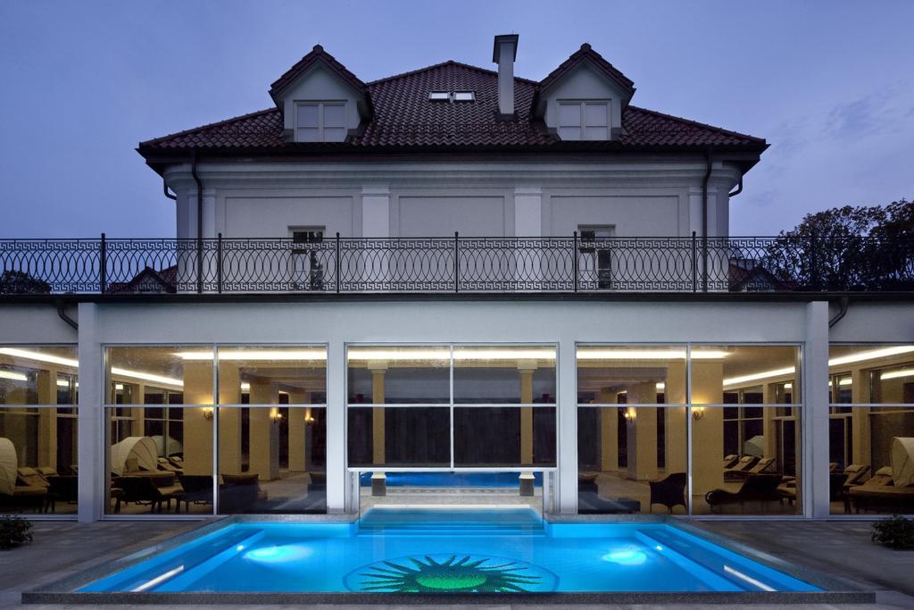 Palac Zelechow Spa & Wellness エクステリア 写真