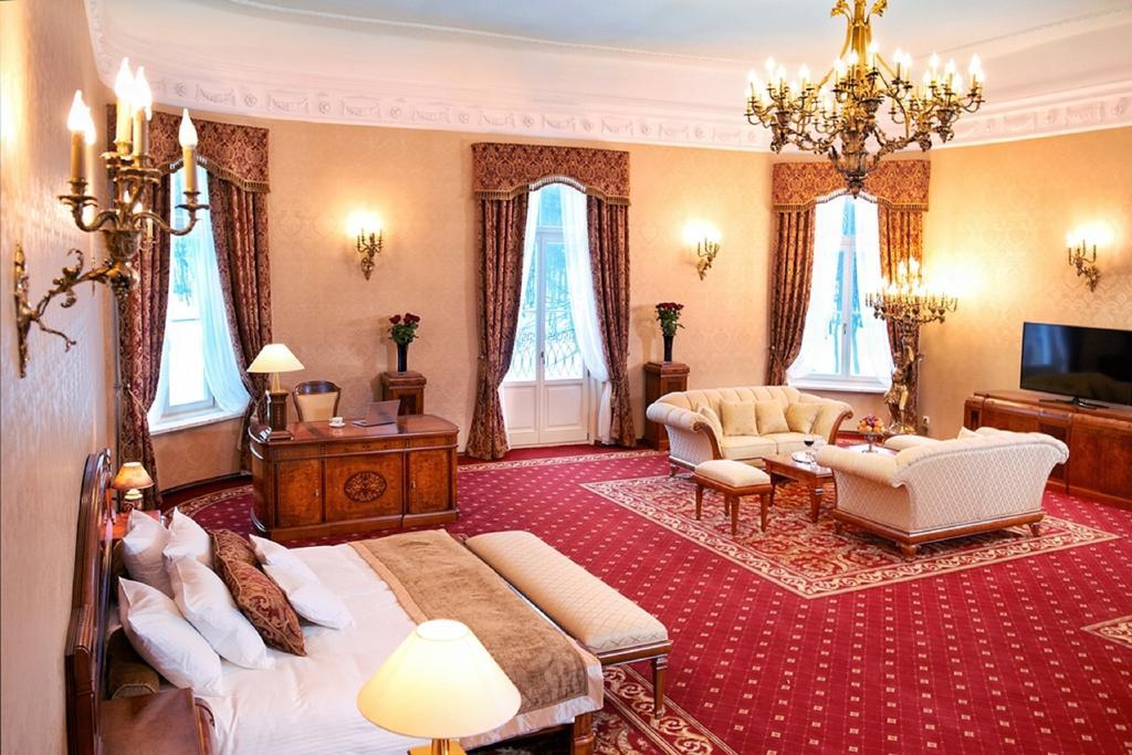 Palac Zelechow Spa & Wellness エクステリア 写真